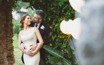 Novios en los jardines del hotel