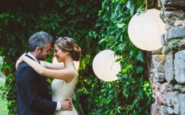 Novios en los jardines del hotel