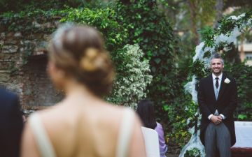 Novio en el altar esperando a la novia