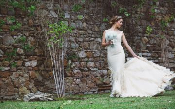 Novia en los jardines del Hotel Globales Reina Cristina